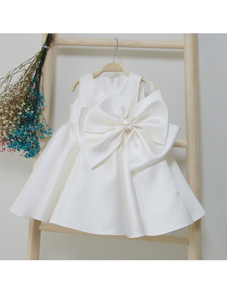 Simple Satin Sleeveless Wedding Couture Flower Girl Dress with Big Bow Decoration